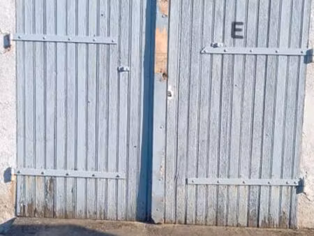 location garage en gardes meubles fermé avec étagères de rangement