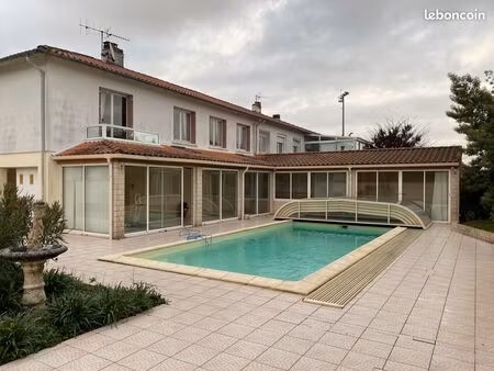 grande maison avec piscine