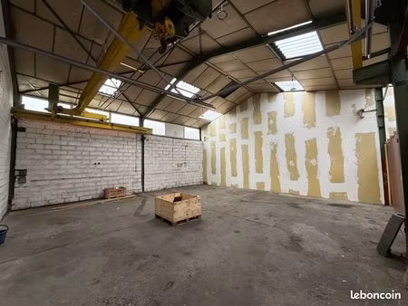 dépôt 150 m² idéal stockage