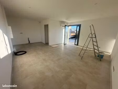 bureau de 32 m² avec 28 m² de terrasse