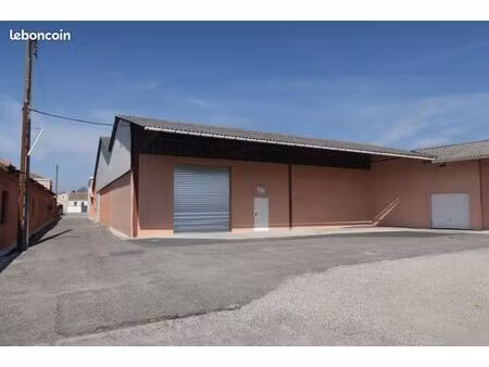 entrepôt de 360 m² / stockage / hangar / aire de retournement de 800 m2