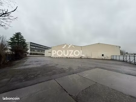 local d'activité 1 542 m²