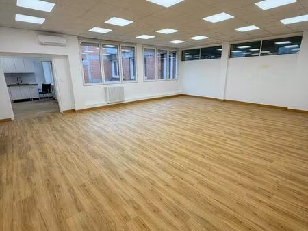 450 m2 rénovés/climatisés de bureaux avec 50m2 de reserve