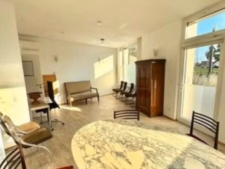 beau local professionnel à louer