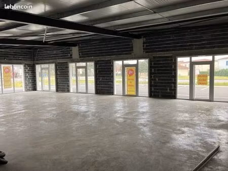 a vendre local commercial avec grande visibilité sur axe passant à sault de navailles (643