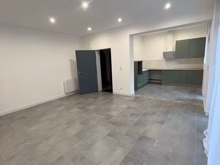 logement avec terrasse et jardin