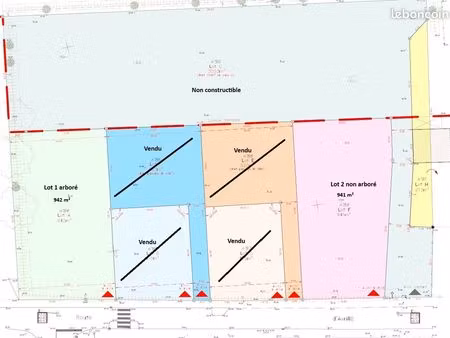 terrain constructible arboré de 942m²