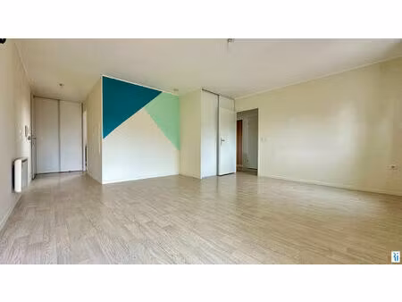 appartement 4 pièces + 2 parkings - st-étienne du rouvray
