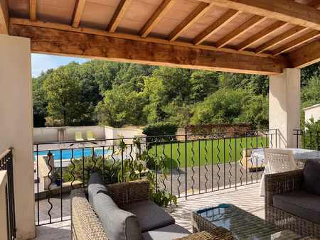 villa de plain pied avec grand jardin et piscine.