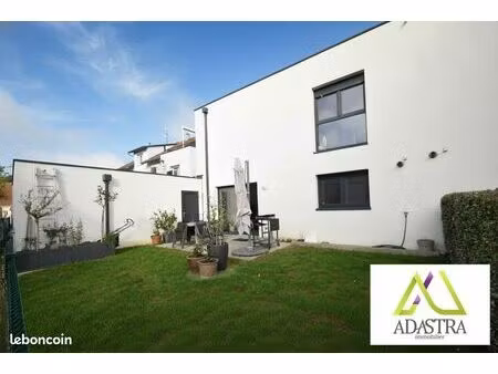 appartement en duplex rez-de-jardin - 102 m² - 5 pièces - 3 chambres - garage + 1 place de