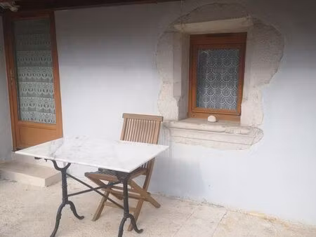 à louer – studio meublé avec petite terrasse – centre de doussard