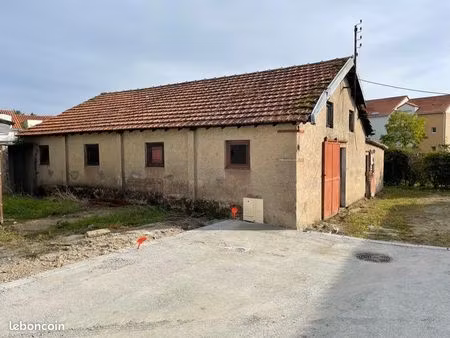 bâtiment 100m2 à rénover