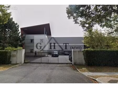 local industriel 834 m²