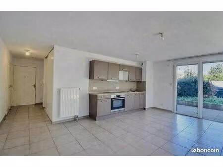 douvaine – rare à la location – t3 en rez-de-jardin avec terrasse + garage double