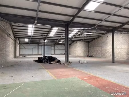 local d'activité 1 090 m²