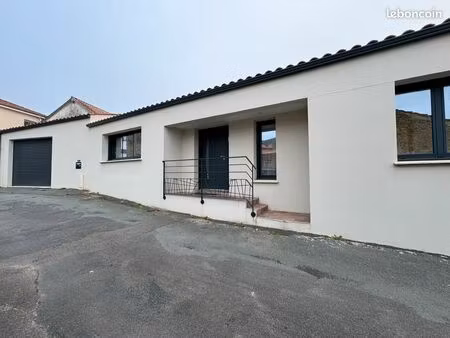 charmante maison en plein cœur du centre bourg de la garnache