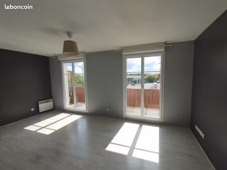 f3 lumineux avec balcon plein sud - place de parking - nangis