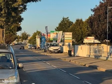 local commercial 710 m²