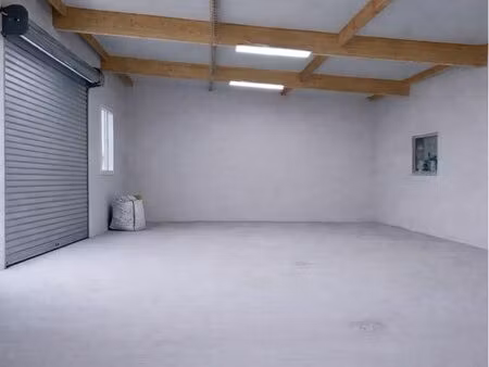 ? local artisanal / stockage 92 m² – sécurisé – avec point d’eau