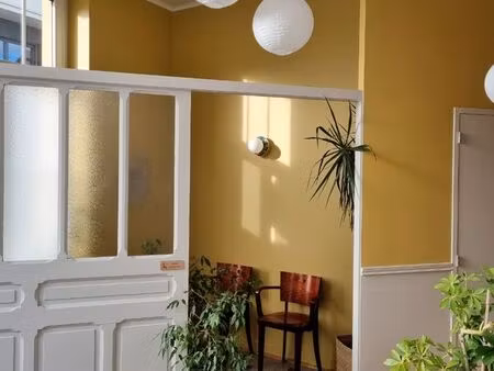 bureau dans cabinet de consultations