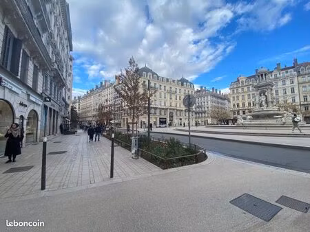 commerce habillement/textile 78 m²