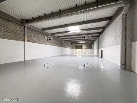 local d'activité 880 m²