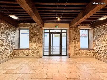 plein centre la tour du pin  superbe emplacement de bureau ou commerce  visibilité excelle