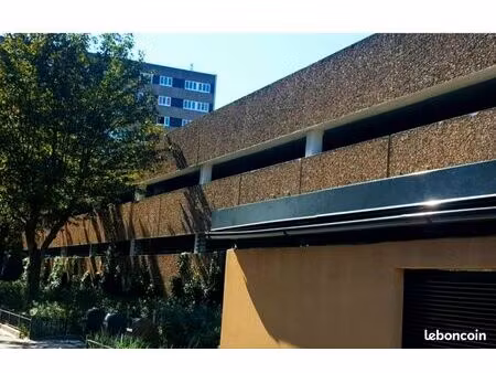 parking à deux stations de paris