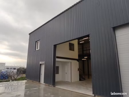 entrepôt industriel  local professionnel  hangar de stockage