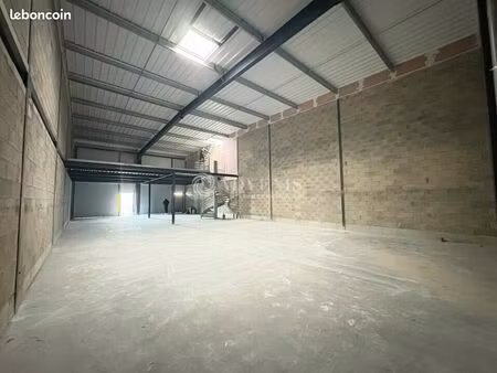 local logistique 325 m²