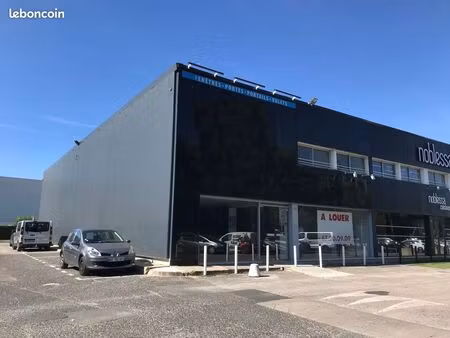 local commercial 250 m² à louer