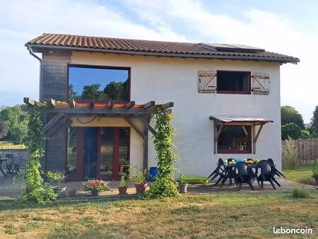 maison en paille au bord du clain