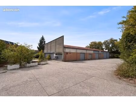 local industriel 1 700 m²