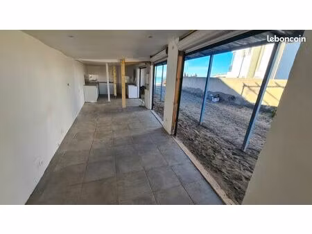 rare  location local commercial 40m² bord de mer