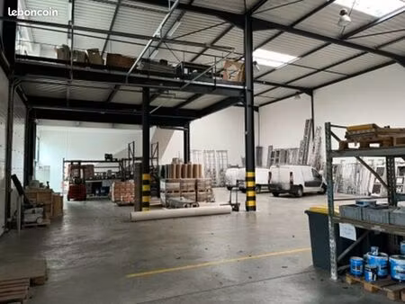 local d'activite 800 m² croix