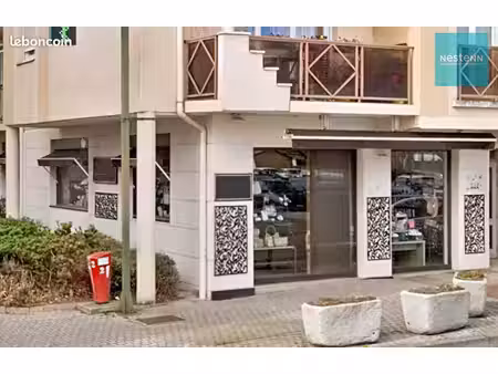 murs commerciaux 74 m² montrond les bains