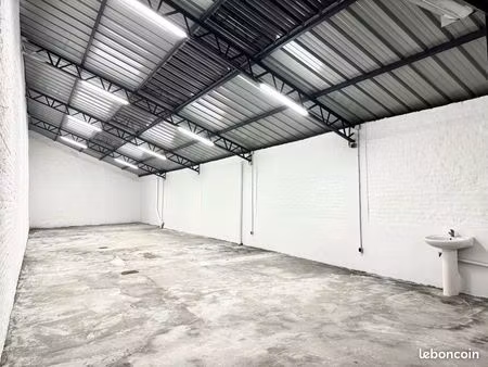 hangar local entrepôt logistique à louer 130m2