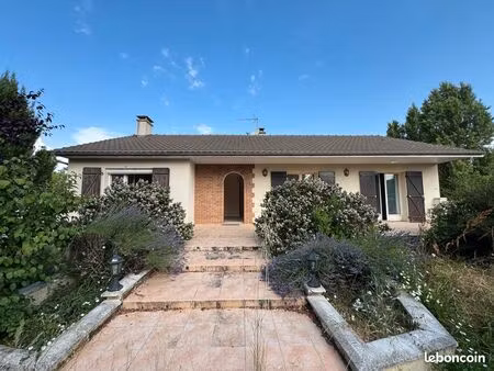 maison d'environ 293m² à rafraichir sur une parcelle de plus de 1900m²