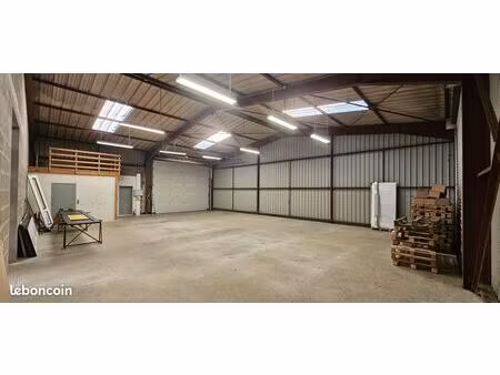 entrepôt rénové 212 m² + terrain clôturé 600 m²- accès pl