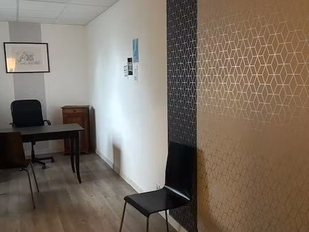 bureau rez de chaussée avec entrée sécurisée dans le centre de héric