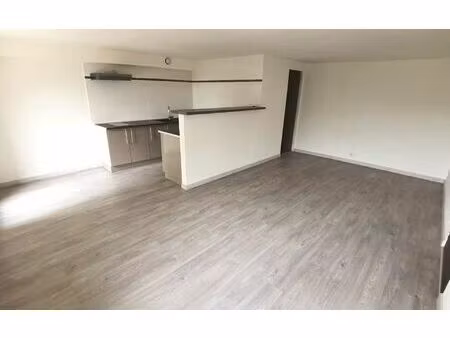 location appartement  m² t-1 à castries  697 €