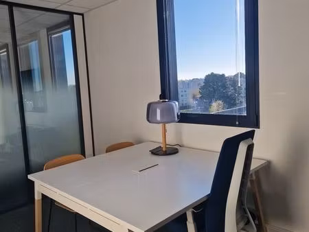 loue 1 à 2 bureaux fermés (1 à 4 postes de travail) refait à neuf  salle de réunion  parki