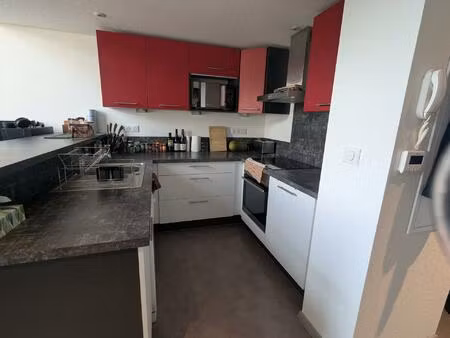 studio de 36m2 actuellement loué 675 cc. ce bien comporte une place de parking privative e