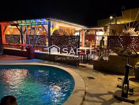 bar tapas extérieur avec patio couvert et piscine l'été  restaurant table unique l'hiver e