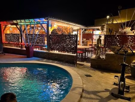 bar tapas extérieur avec patio couvert et piscine l'été  restaurant table unique l'hiver e