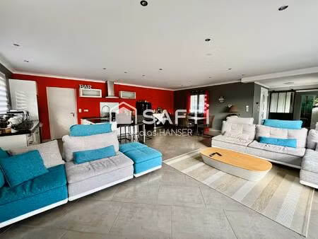 maison contemporaine située dans quartier résidentiel et calme