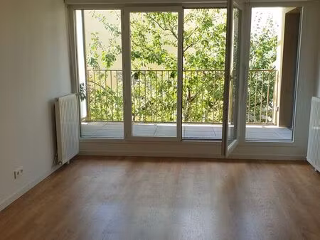 bel appartement à romainville  2 pièces avec balcon  proche métro ligne 5