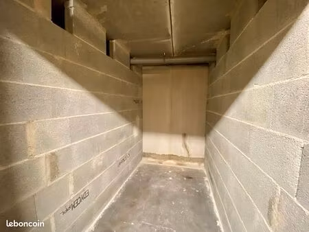 parking/box 1 pièce 4 m²