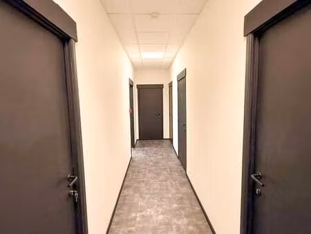 bureaux et parkings à proximité immédiate du ring.