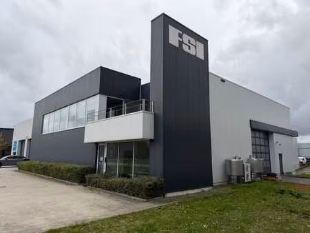 bâtiment industriel avec quai de chargement et potentiel